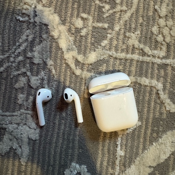 Apple AirPods with Charging Case White